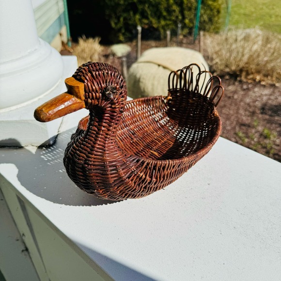 Vintage 70s Handmade Wicker Chestnut Brown Duck Basket Decorative Boho Cute Rare - Picture 3 of 7